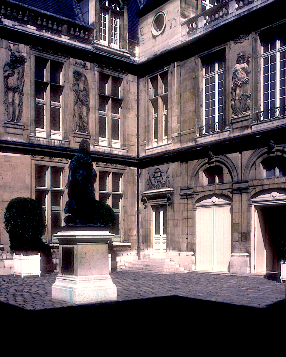 Pierre Lescot: Hôtel Carnavalet, Paris photograph © Thomas Deckker 1997