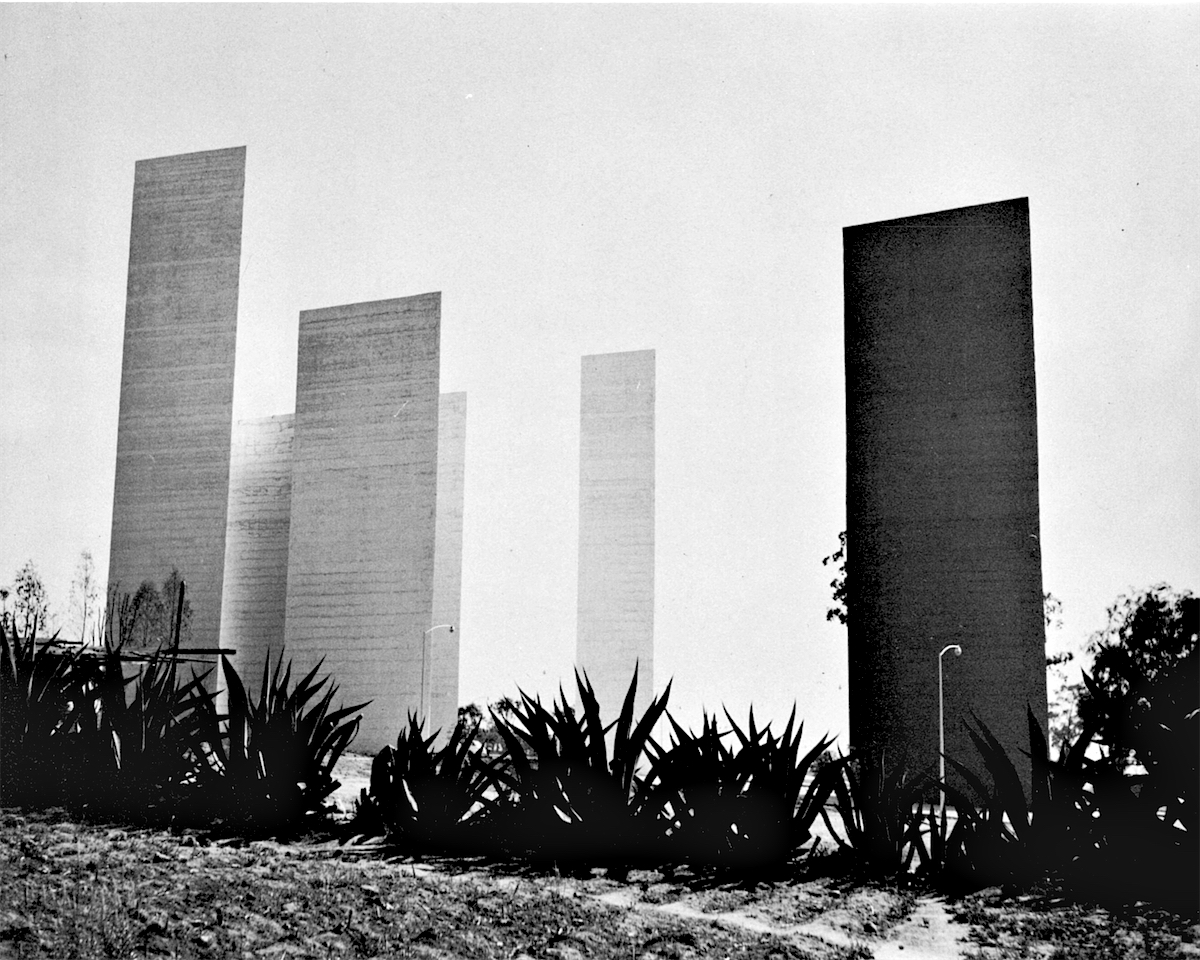 Mathias Goeritz: Torres de Satélite, Mexico City 1957 © Clive Bamford Smith: Builders in the Sun