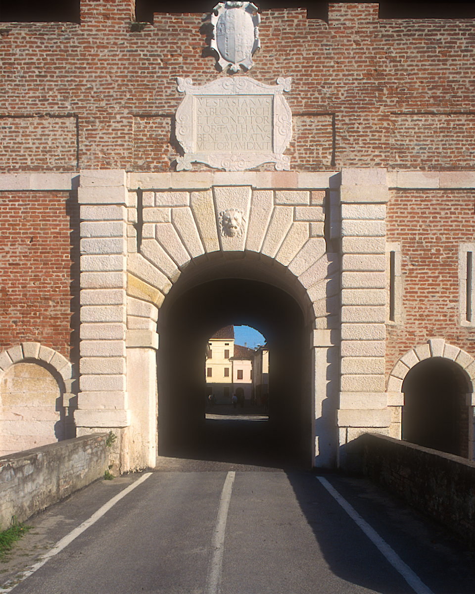Sabionetta: Entrance Gate photo Thomas Deckker 1995