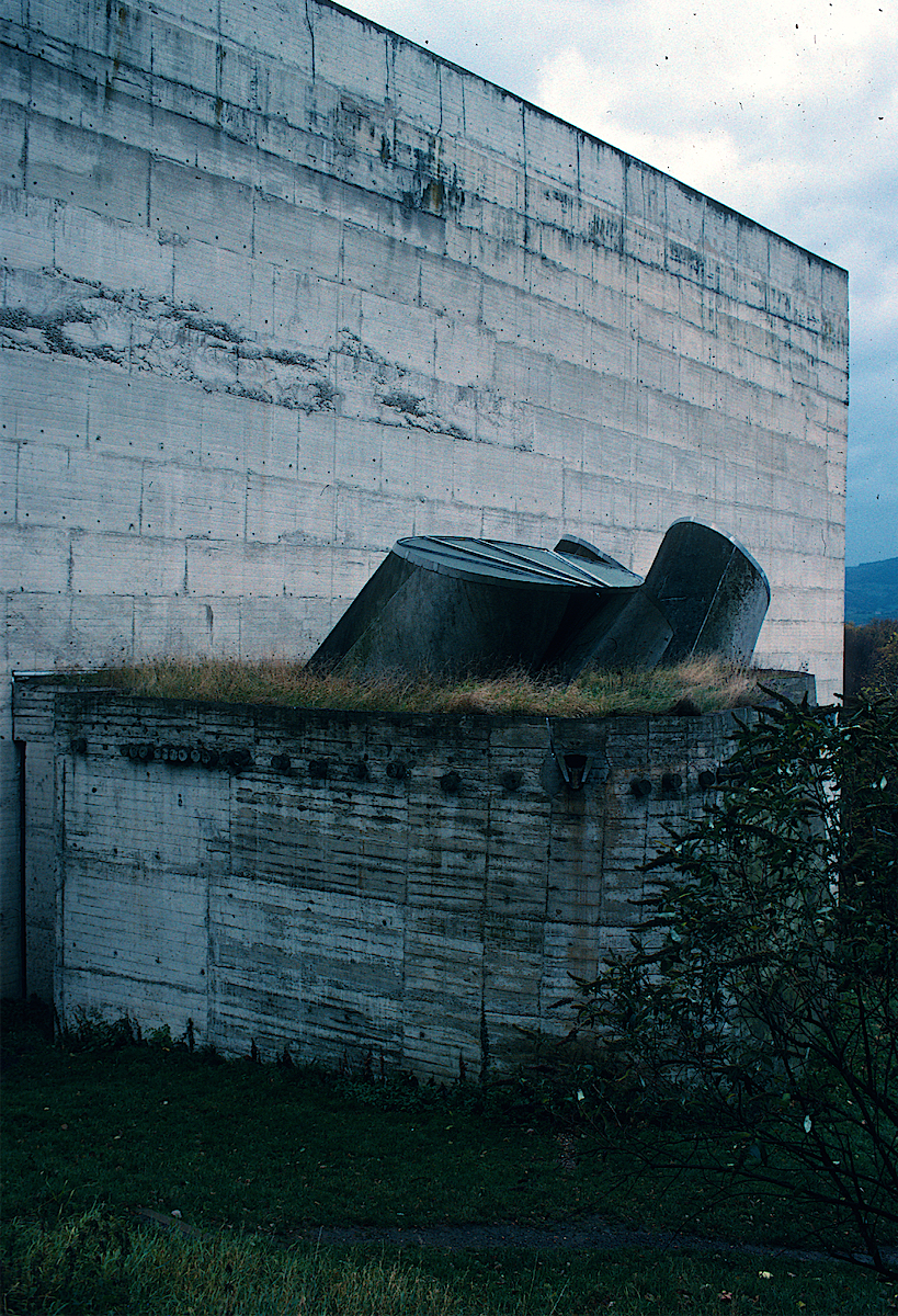 Le Corbusier: Couvent de la Tourette photograph © Thomas Deckker 1996