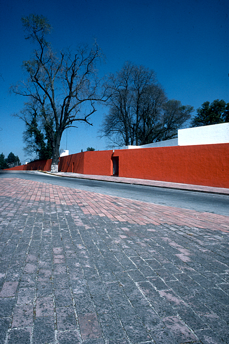 Luis Barragan: El Muro Rojo, Mexico City © Thomas Deckker 1997