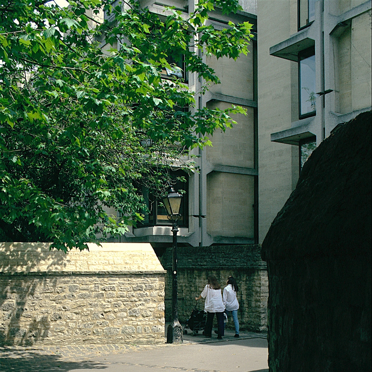 Arup Associates: Sir Thomas White Building, St John's College, Oxford photograph © Thomas Deckker 1996